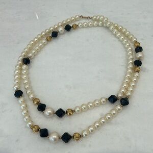 Vintage Dauplaise costume pearl necklace